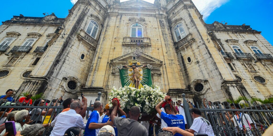 Fiéis levam imagem do Senhor do Bonfim à Conceição da Praia em procissão marítima que precede Lavagem