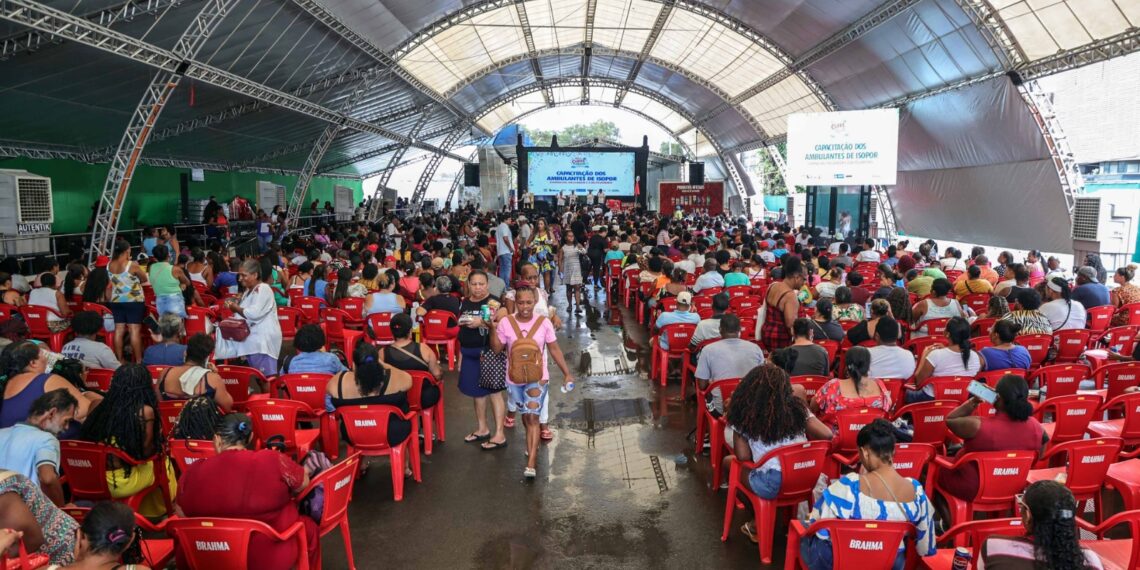 Capacitação reúne 4 mil ambulantes para Iemanjá e Carnaval