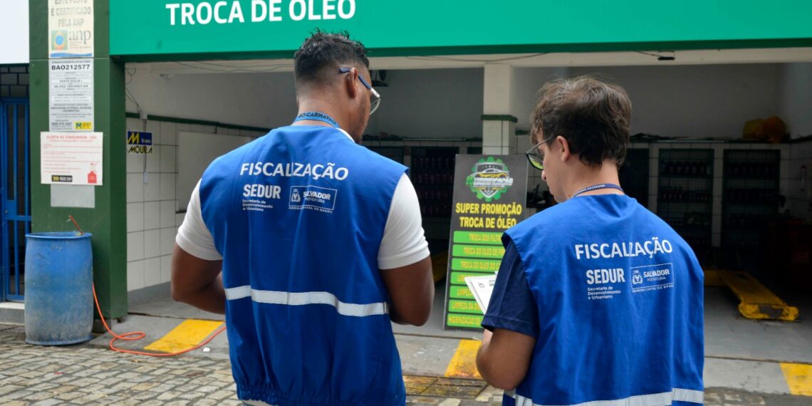 Operação da Prefeitura com a SSP interdita ferros-velhos, apreende materiais e notifica comércios irregulares na Gamboa