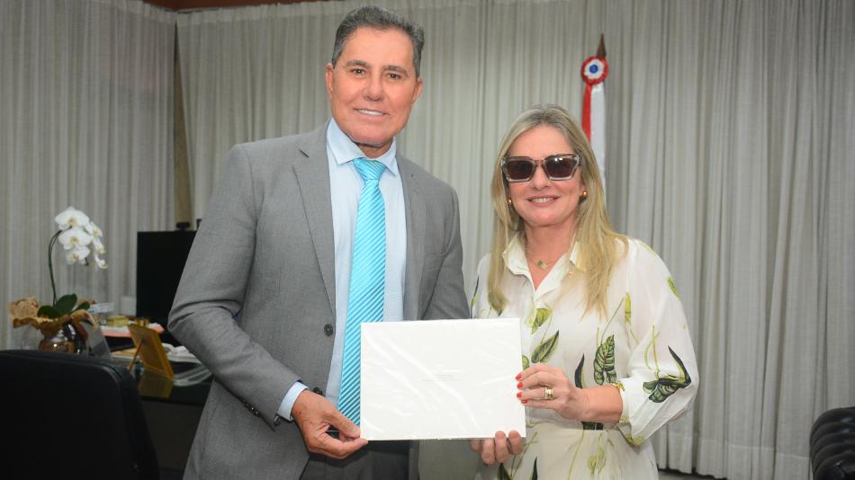 Ivana Bastos recebe a visita do desembargador Edivaldo Rotondano