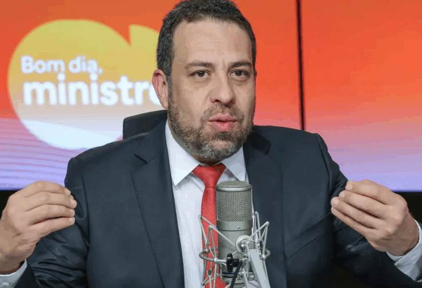 Fim da escala 6×1 deve ser votado neste semestre, afirma ministro