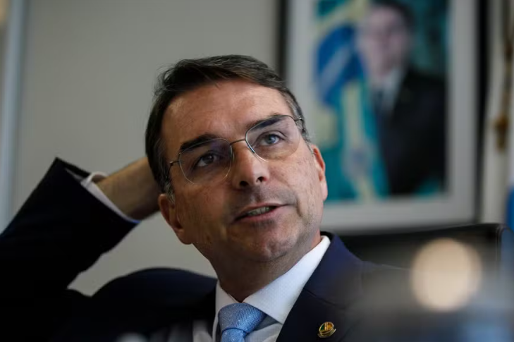 Flávio Bolsonaro lidera despesas de R$ 2,8 mi nos Correios