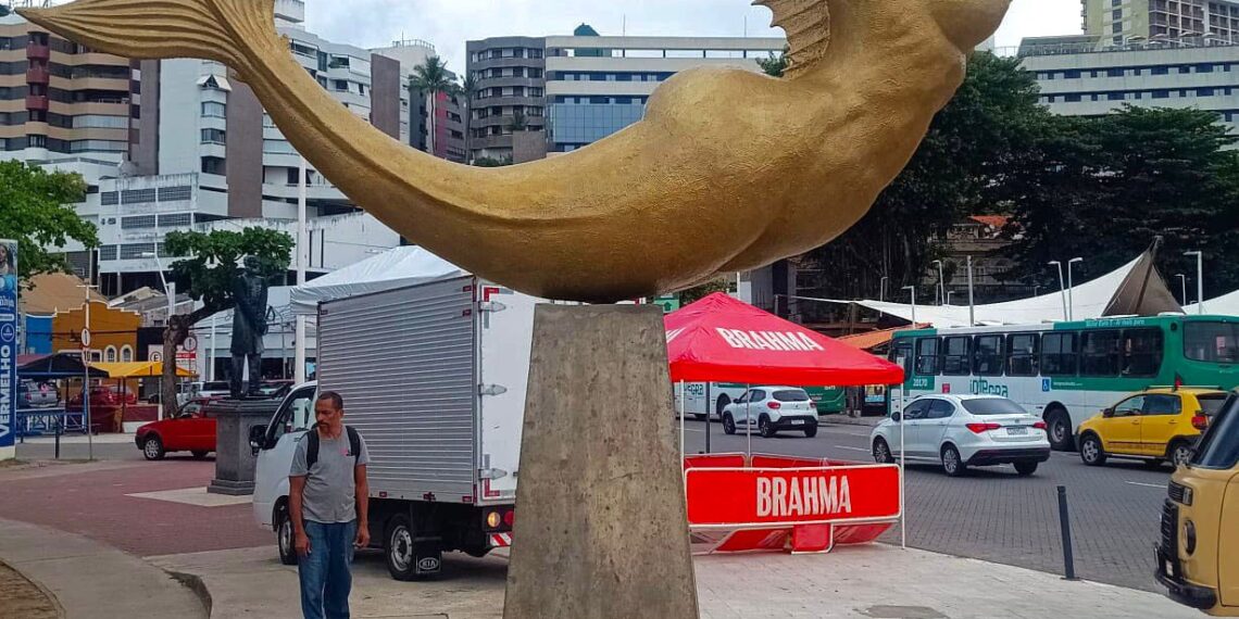 Sereia do Rio Vermelho é restaurada antes da Festa de Iemanjá
