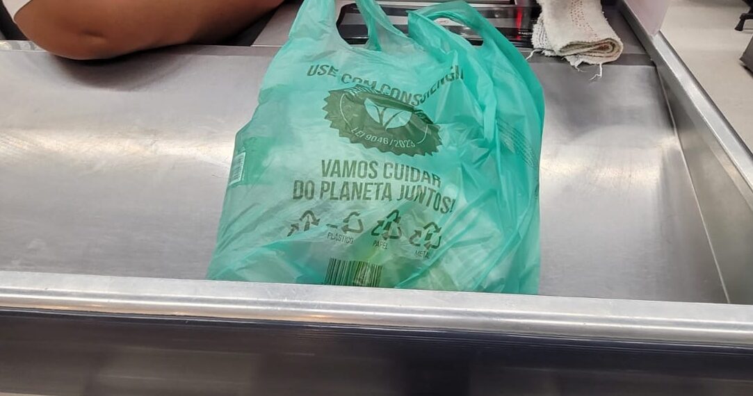 Supermercados voltam a cobrar por sacolas em Salvador