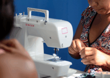 Mãos que vestem a folia movem a economia no Carnaval de Salvador
