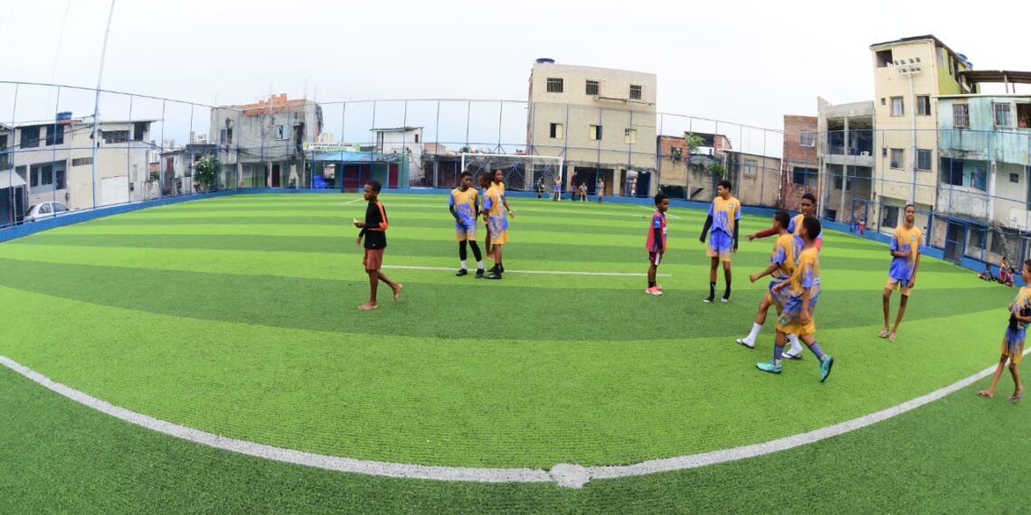 Bairro da Federação ganha nova arena esportiva