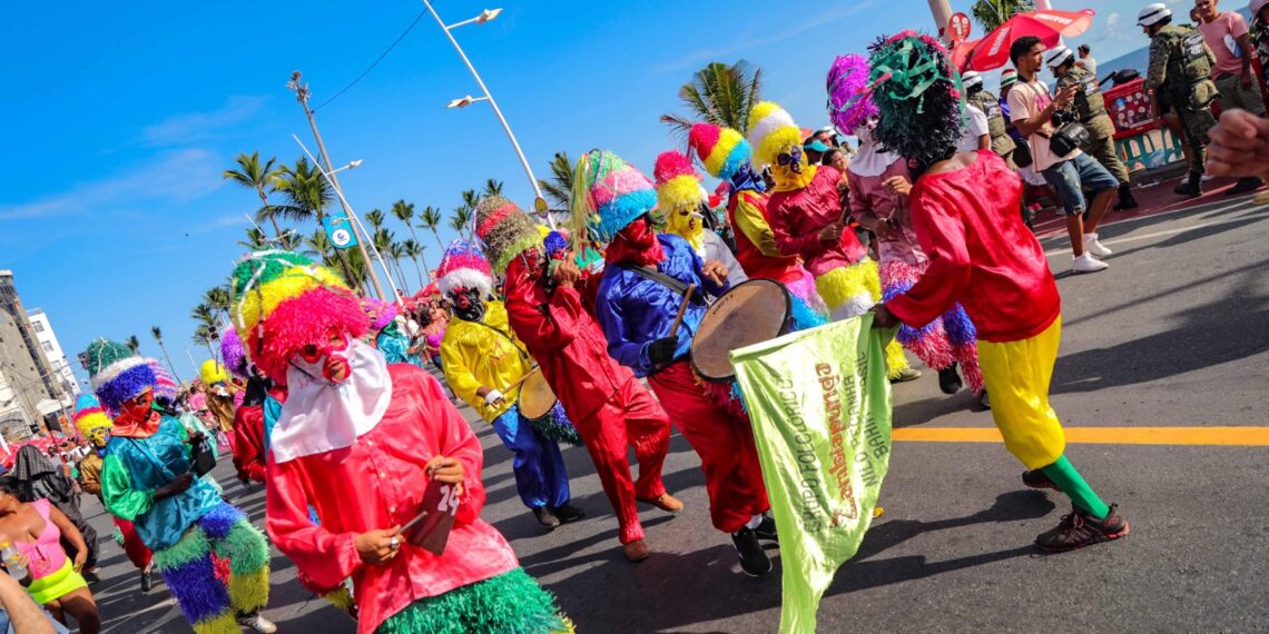 Com fanfarras e grupos culturais, Fuzuê anima o pré-Carnaval de Salvador neste domingo (8)