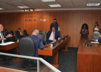 Deputados cobram explicações sobre a regulação da saúde em reunião na ALBA