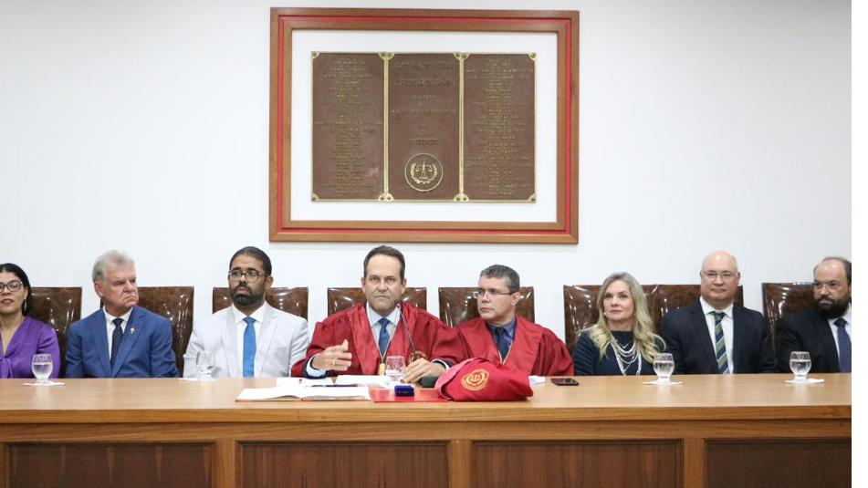Ivana Bastos prestigia posse do desembargador Geder Gomes na Alejub