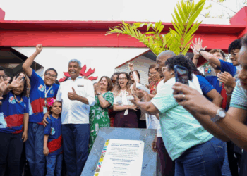 Governo da Bahia entrega colégio modernizado em Salvador