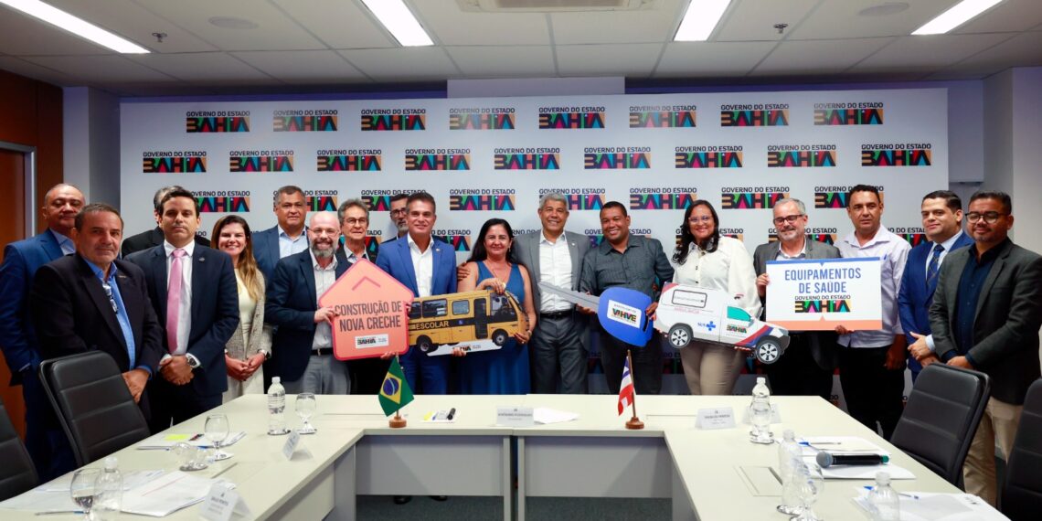 Governador autoriza obras na BA-420 e entrega equipamentos para Maragogipe