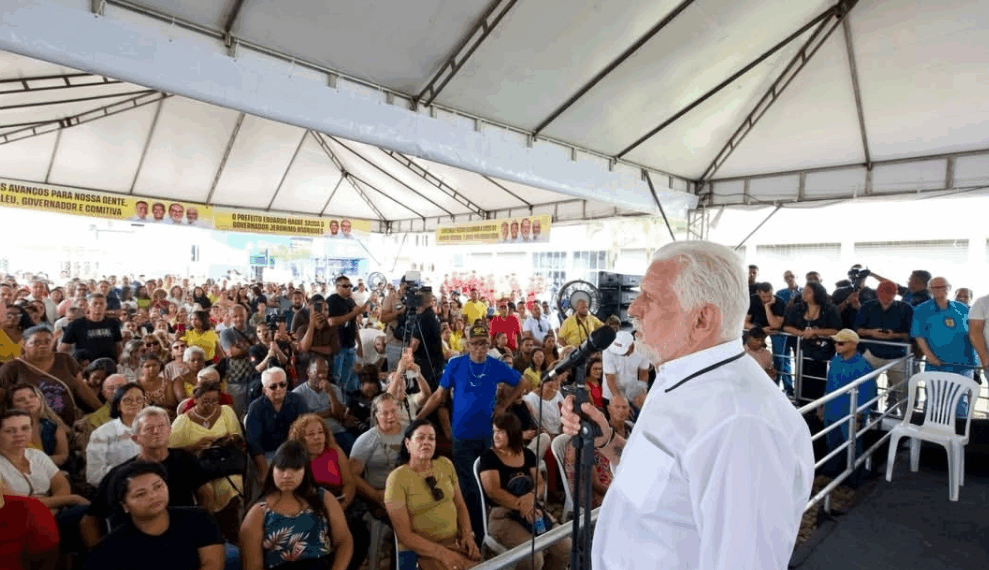 Mulher interrompe Wagner em ato do PT na BA