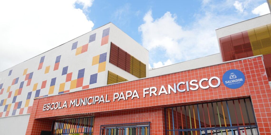 Prefeitura inaugura escola para mil alunos em Salvador