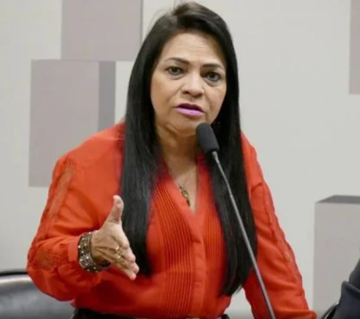 Moema Gramacho anuncia saída do PT