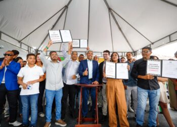 Governo entrega unidade e autoriza pavimentação em Gongogi