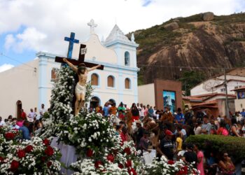 Em Milagres, Jerônimo Rodrigues une devoção, cultura e entregas para mobilidade e saúde