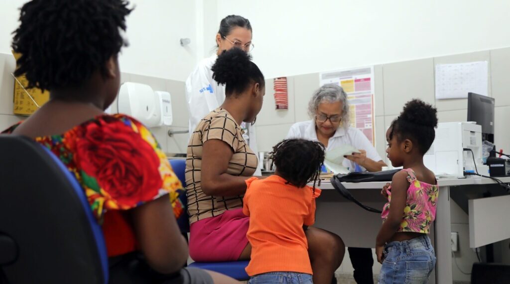 319 mil beneficiários do Bolsa Família ainda precisam realizar acompanhamento de saúde em Salvador