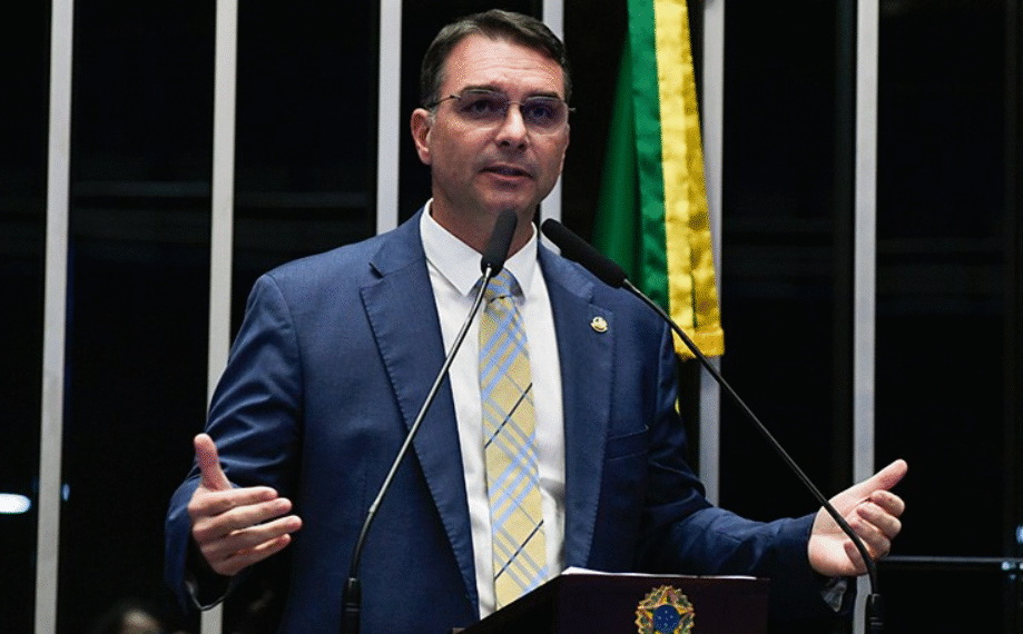 Câmara de Salvador aprova título de cidadão soteropolitano para Flávio Bolsonaro