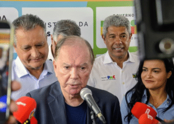 Rui Costa e João Leão deixam desavenças de lado e dividem palanque em Lauro de Freitas