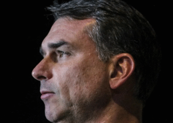 Flávio Bolsonaro admite que pediu milhões a Vorcaro para filme do pai: o que se sabe