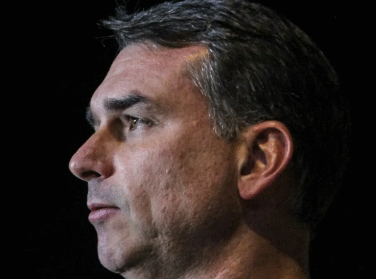 Flávio Bolsonaro admite que pediu milhões a Vorcaro para filme do pai: o que se sabe