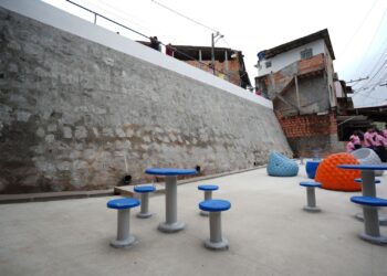 Prefeitura entrega contenção de encosta com área de lazer em Colinas de Periperi
