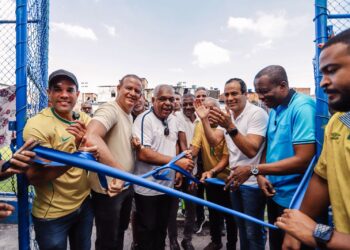 No dia da estreia do Brasil na Copa, Bruno Reis inaugura 100º campo público de grama sintética de Salvador