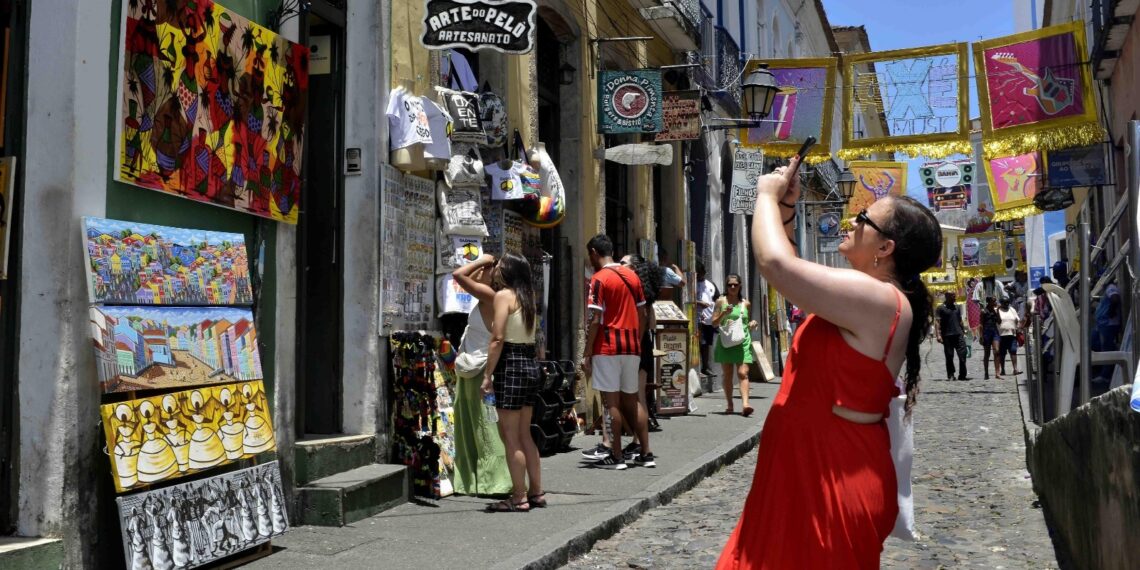 Fluxo de visitantes e receita turística crescem em Salvador no mês de maio em comparação com 2025
