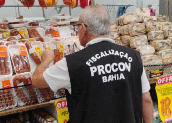 Procon-BA apreende mais de uma tonelada de alimentos impróprios para consumo