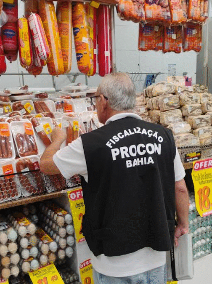 Procon-BA apreende mais de uma tonelada de alimentos impróprios para consumo