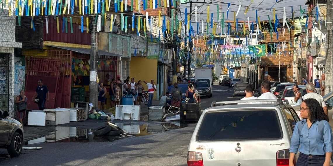 Moradores protestam contra esgoto a céu aberto em São João do Cabrito e ameaçam bloquear Avenida Suburbana