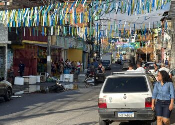Moradores protestam contra esgoto a céu aberto em São João do Cabrito e ameaçam bloquear Avenida Suburbana