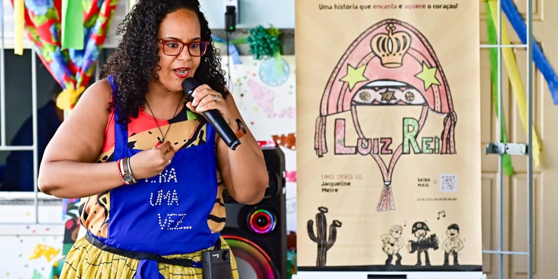 Professora-autora leva história de Luiz Gonzaga a alunos da rede municipal e valoriza cultura nordestina