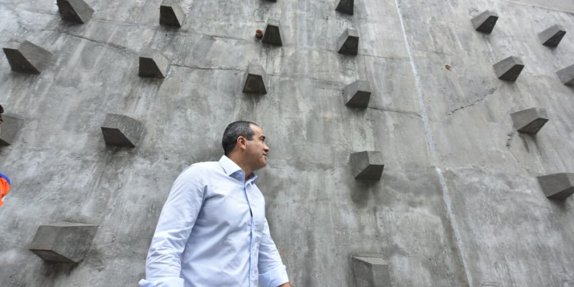 Prefeitura entrega contenção de encosta no Alto do Cabrito e chega a 590 áreas de risco protegidas