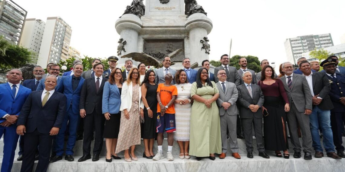 Chegada do Fogo Simbólico e do cortejo cívico ao Campo Grande encerra desfile do 2 de Julho em Salvador