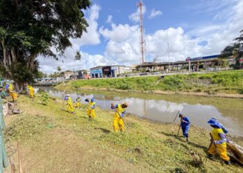 Prefeitura realiza força-tarefa de limpeza no canal do Rio Ipitanga para reforçar drenagem e prevenir alagamentos