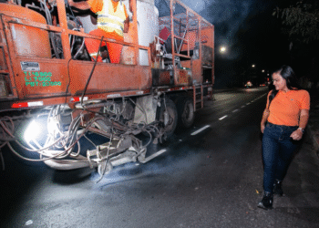Prefeitura conclui sinalização horizontal em via requalificada de Vilas do Atlântico