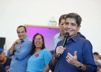 ACM Neto oficializa candidatura ao governo da Bahia