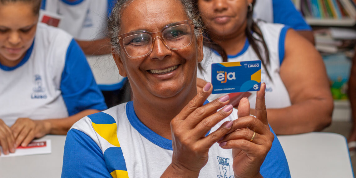 Prefeitura de Lauro de Freitas paga Bolsa EJA e reforça permanência de estudantes na rede municipal