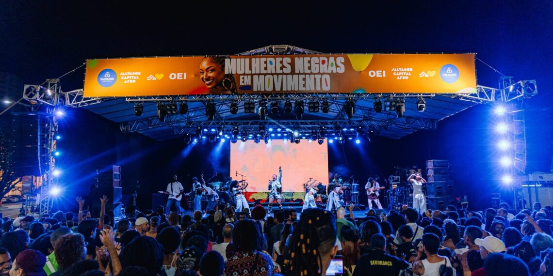 Circuito Mulheres Negras em Movimento leva grande público à Praça Maria Felipa com atrações musicais