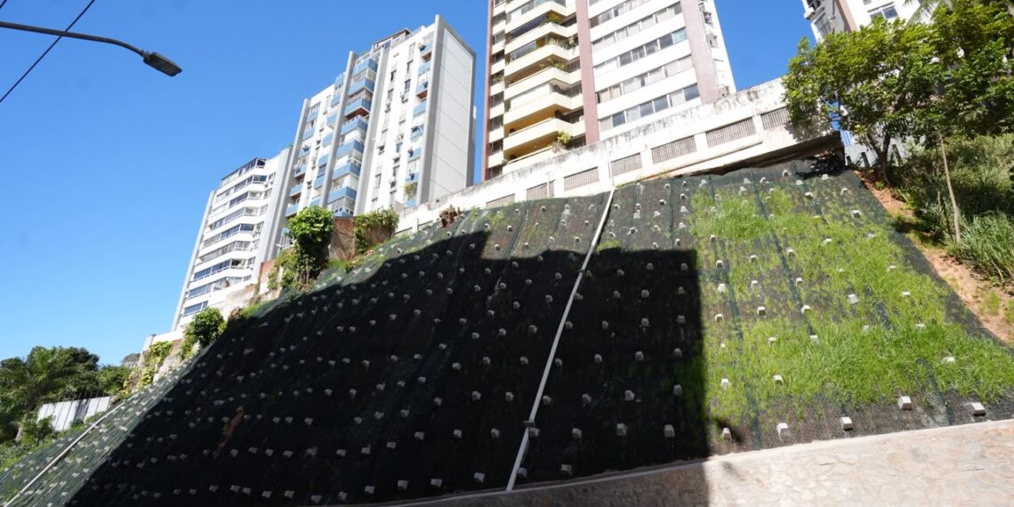 Prefeitura entrega contenção na Ladeira da Cruz da Redenção e chega a 608 encostas protegidas