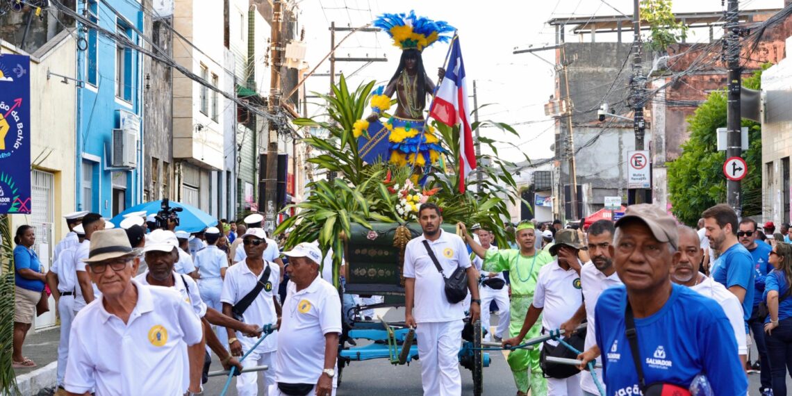 População lota as ruas do Centro Histórico de Salvador para celebrar a Independência do Brasil na Bahia