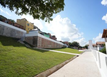 Contenção de encosta no conjunto Mar Azul é inaugurada com investimento de R$ 10 milhões