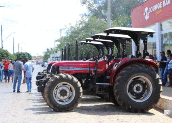 Máquinas e equipamentos para a agricultura familiar são entregues em Coribe