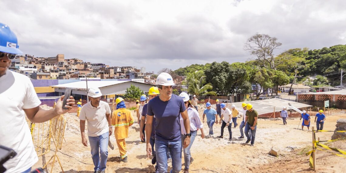 Bruno Reis vistoria obras que preveem 270 moradias no Pé Preto