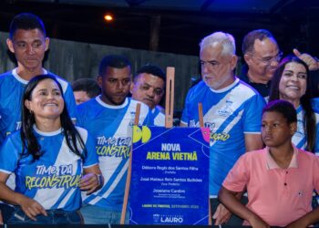 Prefeita Débora Regis entrega nova Arena Vietnã com 1º campo público de grama sintética do município