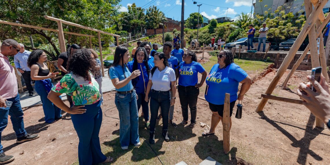 Prefeita Débora Regis visita obra de requalificação da Praça do Lindu, em Itinga