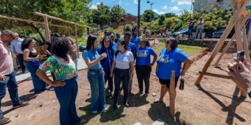 Prefeita Débora Regis visita obra de requalificação da Praça do Lindu, em Itinga