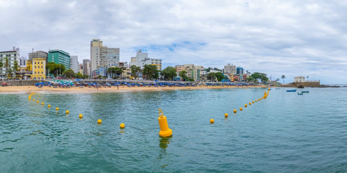 Instalação de boias para delimitação de área exclusiva para banhistas no Porto da Barra é concluída