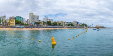 Instalação de boias para delimitação de área exclusiva para banhistas no Porto da Barra é concluída